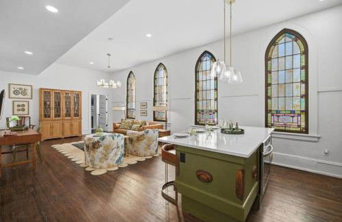 Sanctuary Historic Designer 1BR & Heated Pool - Photo 24