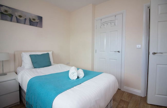 Stayzo Castle Penthouse 18- A Clean Fresh Modern Apartment With Free Wi-fi - Foto 6