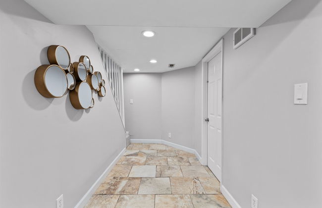 Metropolitan Escape I JZ Vacation Rentals - Photo 32