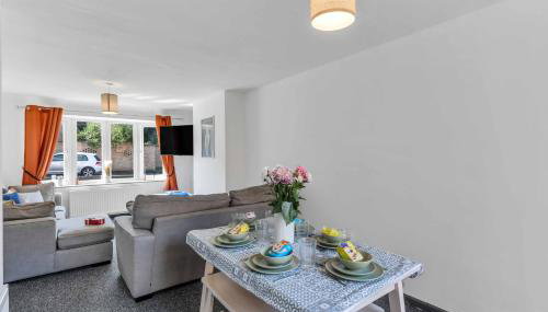 Group-Friendly 4-BR Home with Space & Comfort - Foto 3