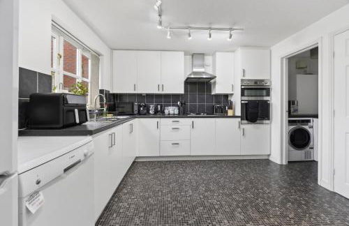 NEW! Large 5BR 2BA Home Leamington Spa Driveway Garage Parking WI-FI - Photo 38