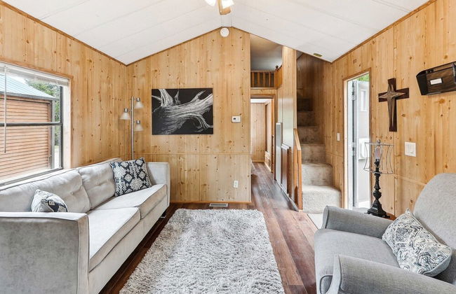 Cabin 10~ Cozy Toronto Lake Cabin ~ Walk To The Water 1 Bedroom Cabin by RedAwning - Photo 9