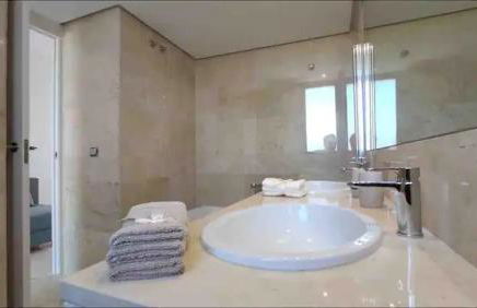 Fabuloso y amplio Duplex en Urb Jardines de Sotogrande - Foto 27