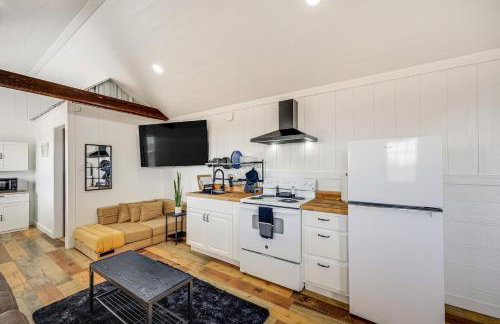 Hike, Hunt and Fish Pet-Friendly Studio in Dilley! - Photo 10