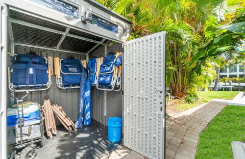 Seven Palms Waterfront- Private Dock, Heated Pool & Lanai -Walk to beach! by Maven Vacation Rentals - Foto 42