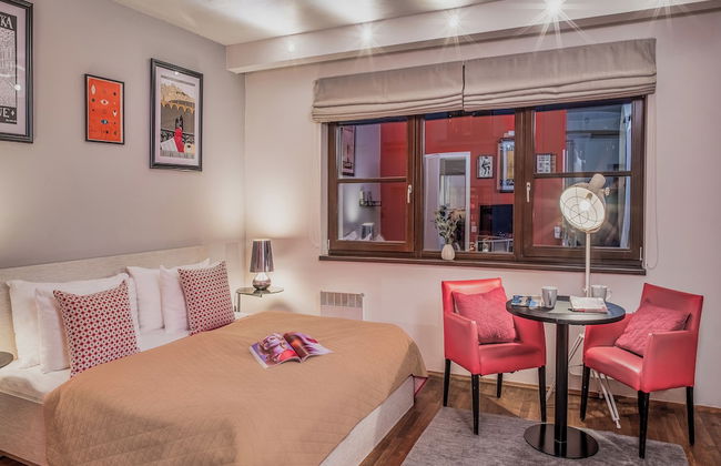 4 Arts Apartments by Adrez Living - Photo 6