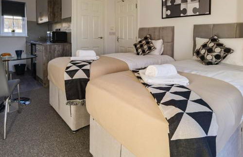 4 Bedroom 4 Bathroom Contractor House with Secure Locks on Each Bedroom Managed by Your Lettings Short Lets & Serviced Accommodation Peterborough including FREE Parking and WiFi - Foto 13