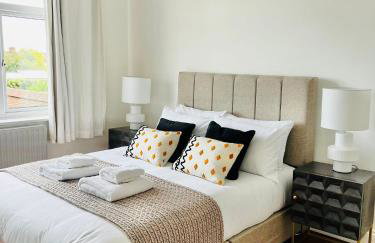 Modern 5 Bed 3 Bath House - Photo 5