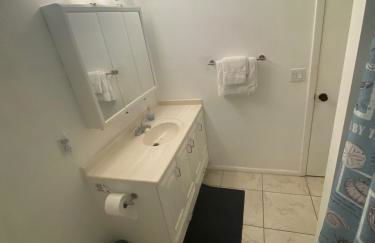 Private Bayfront Beach House with Dock, Steps to Beach and Restaurants - Foto 12