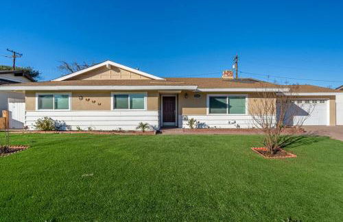 Modern 3 King Beds, Beautiful Large Backyard, WFH, Long Stays, Waterfall, WI-FI, FWY, 25 mins to Beach - Photo 3