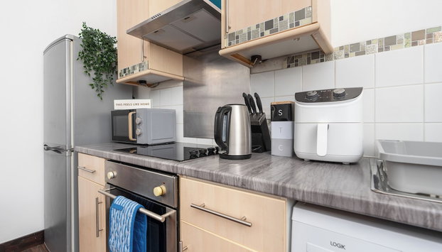 Modern 2-bed Home - Sleeps 6 & Free Parking - Foto 5, Cocina privada