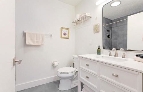 Newly remodeled 8-steps to sand path of Beach! Unit D - Foto 14