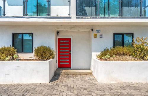 Luxury Townhome with Gated Parking and Private Balcony - Photo 29