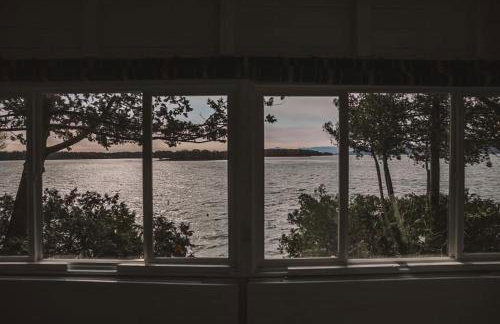 Beautiful Lake Champlain Lake Home with Private Beach - Foto 7