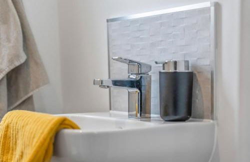 #53 Stylish 4 Bed Home 2 Full 1 Half Bath Free Parking - Foto 40