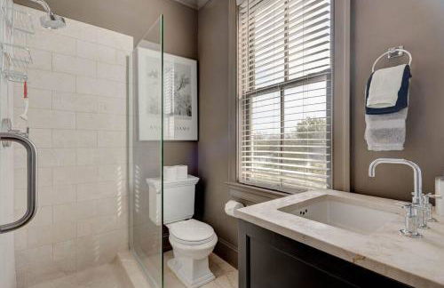 Elegant Sunlit Home with Private Rooftop Oasis - Foto 41