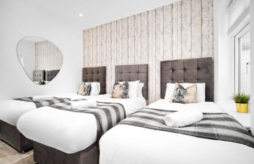 Stylish Five Bedroom House - Parking - Terrace - Fast Wi-Fi 974P - Foto 19