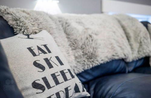 New Sunday River Ski Retreat with Hot Tub Spa - FirePit Sleeps 16 - Foto 50