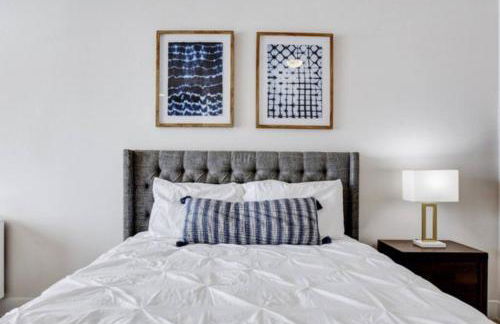 Vibrant Downtown Studio Wifi Pool Gym - Photo 7