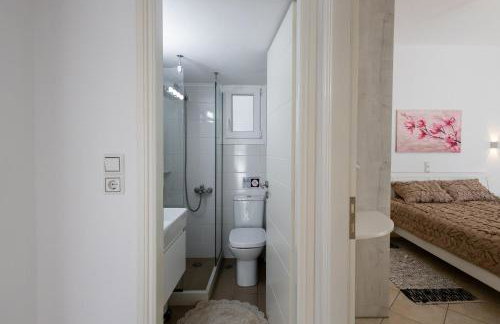 Lydia's East Apartment - Photo 13