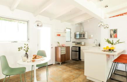 2 Rooms Sleeps 8 Retro Hotel w Pool Wesley King Studio Buyout by AvantStay - Foto 11