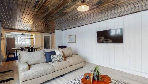 Steps to the HOF-Football Fans Dream Stay - Foto 3