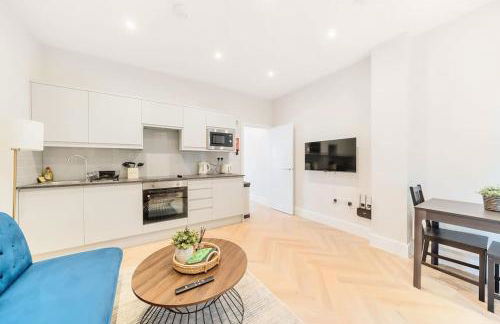 The Solo Haven 20 Min to Central - Photo 2