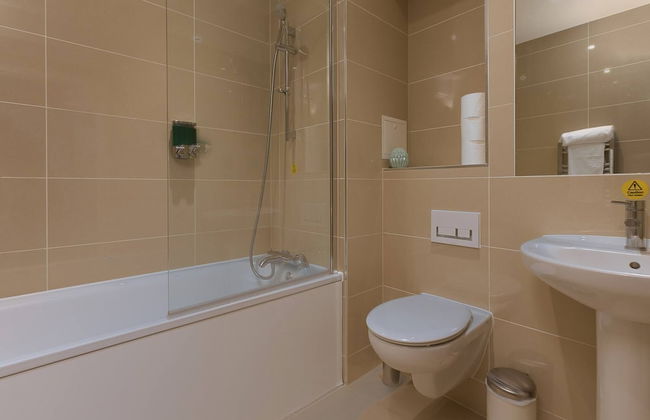 Skyvillion 1bed Enfield Flat W Balcony & Parking - Photo 8