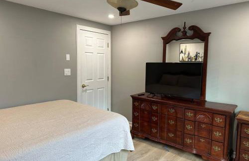 Stylish 3 BR Entire Home NearTown & Beach with Pool Table & King Bed - Foto 12