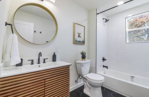 Historic Depot Town Home, King Bed - Foto 16