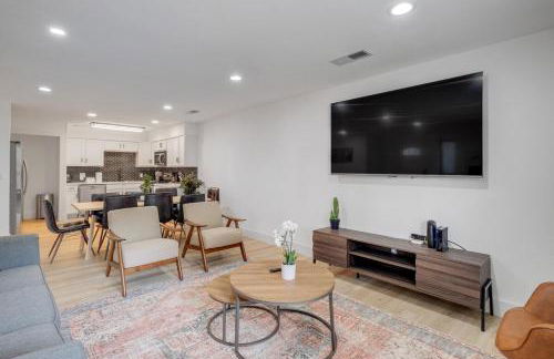 Superior 4BR 2BA Holiday Home with Hot Tub & Grill - Foto 2