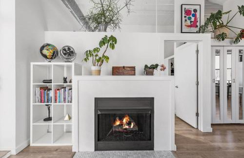 Modern Historic Loft 19ft Ceilings, Gym, Heated Parking, Skyline Views, Balcony - Foto 27