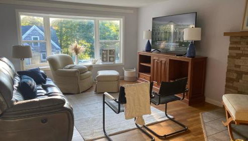 4 Bedroom Cape Getaway, 5 Min Drive to Beach, Pool Table, Grill, Backyard - Foto 2