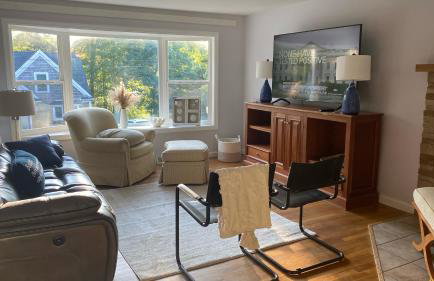 4 Bedroom Cape Getaway, 5 Min Drive to Beach, Pool Table, Grill, Backyard - Foto 2