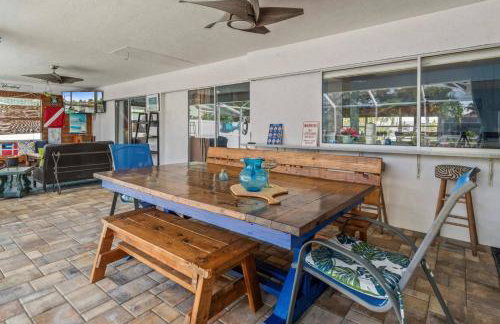 Pirates Den a 4BR Pet-Friendly Waterfront Oasis with Pool, Dock, Personal Water Boats, Fire Pit, Game Room and Bar - Foto 29