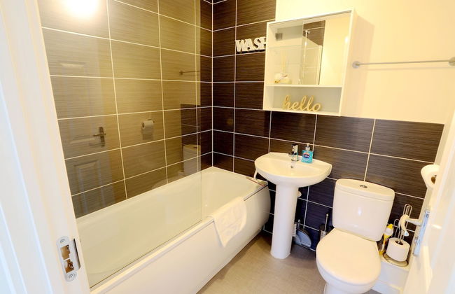 Birmingham Airport/NEC Beauty Homebase - Photo 35