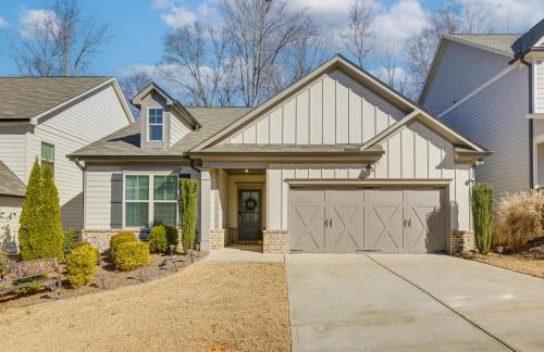 1 Mi to Lake Lanier Modern Home with Patio and Yard! - Foto 1