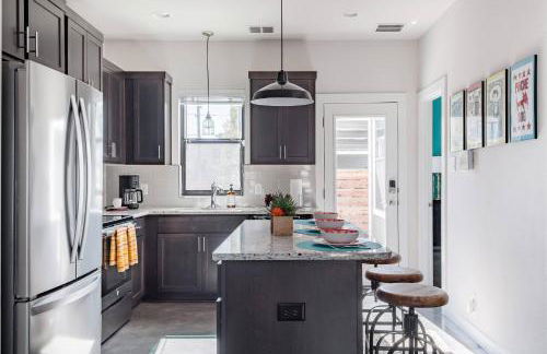 Explore the River Walk from Artsy Designer Retro Chic Home - Foto 31