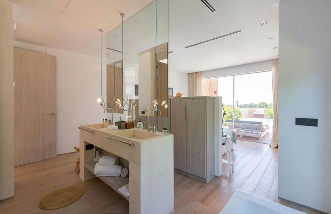 Stunning Villa With Modern Appliances - Photo 23