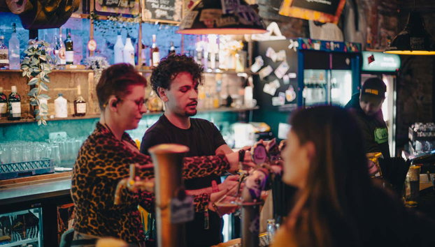 Tour de fiesta por los ruin bars de Budapest - Foto 5, Pidiendo una cerveza