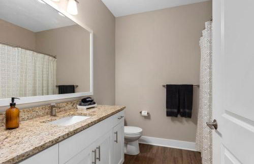 Modern 2BR 2BA New Build Condo with Garage & Patio - Foto 23