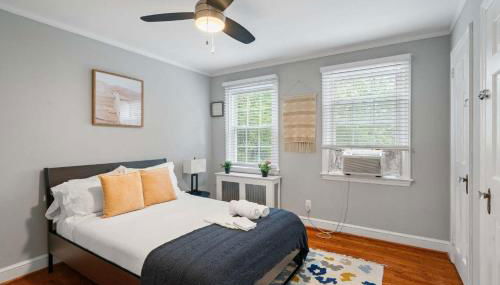 Charming Townhouse Retreat by CozySuites - Foto 4