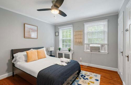 Charming Townhouse Retreat by CozySuites - Foto 4