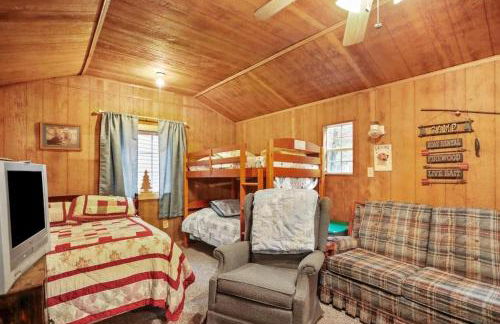 Private Pet-Friendly Cabins with Fire Pit for Nature Escapes in Clear Spring, Maryland, for Memorable Family Glamping Trips - Photo 14