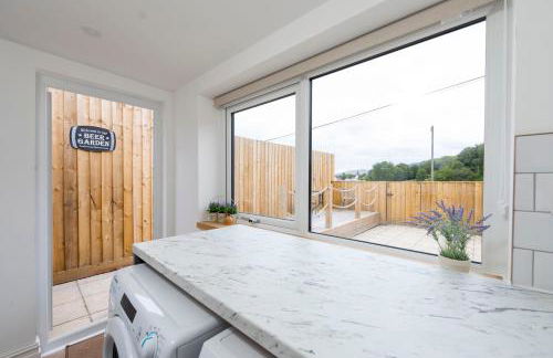 Sleeps 6. Free Wifi. Free Parking central location. - Photo 30