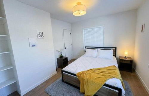 Gorgeous Move in Ready 2 BR Duplex - Photo 5