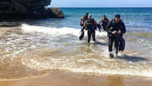 Colocando todo o equipamento de mergulho