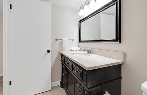 Oceanfront with great beach views from all rooms & balcony, heated pool, and garage - Photo 29