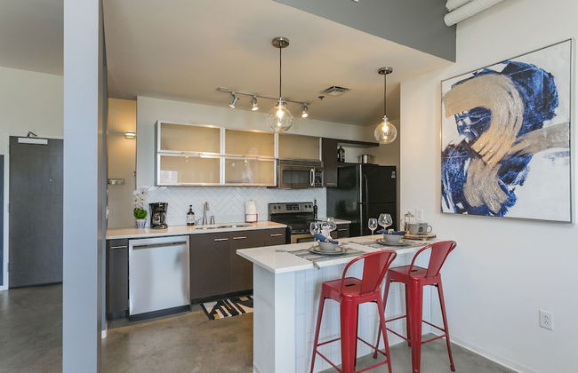 Mid Century Modern Downtown Condo | 30+ Night Min - Foto 9