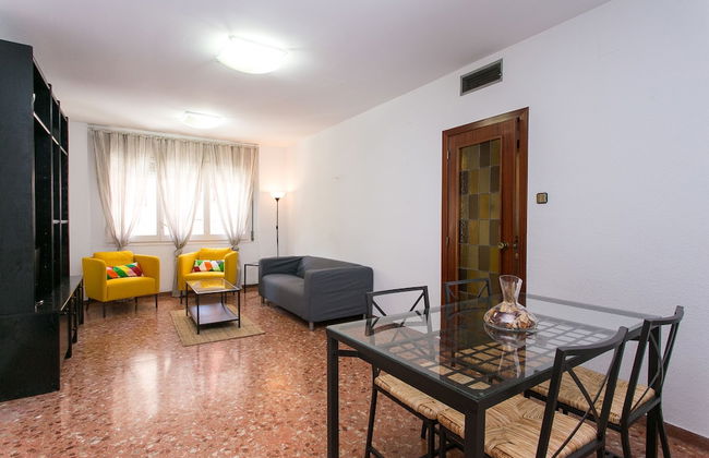 Spacious & Quiet 4 Bedroom Apartment - Photo 15